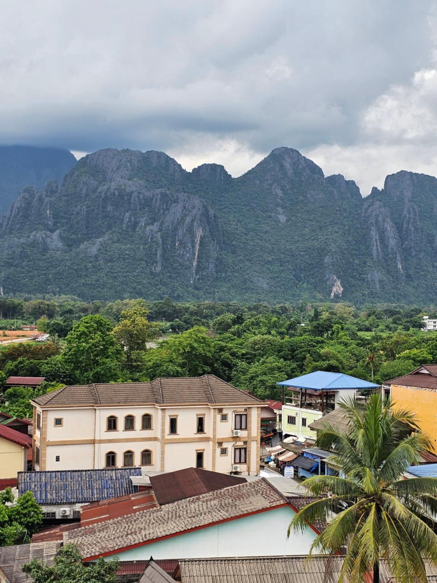 Sky Hotel Vang Vieng Extérieur photo