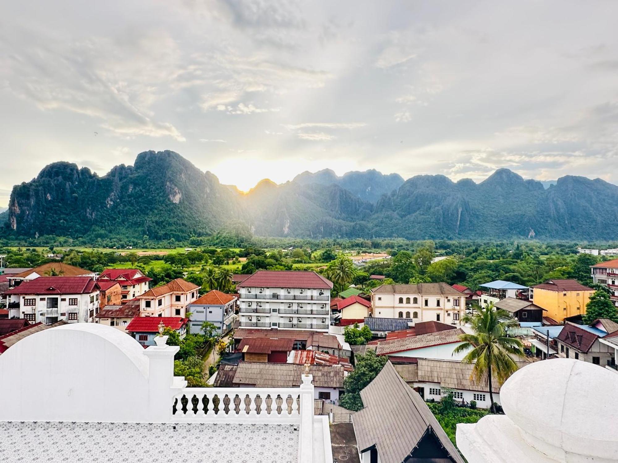 Sky Hotel Vang Vieng Extérieur photo