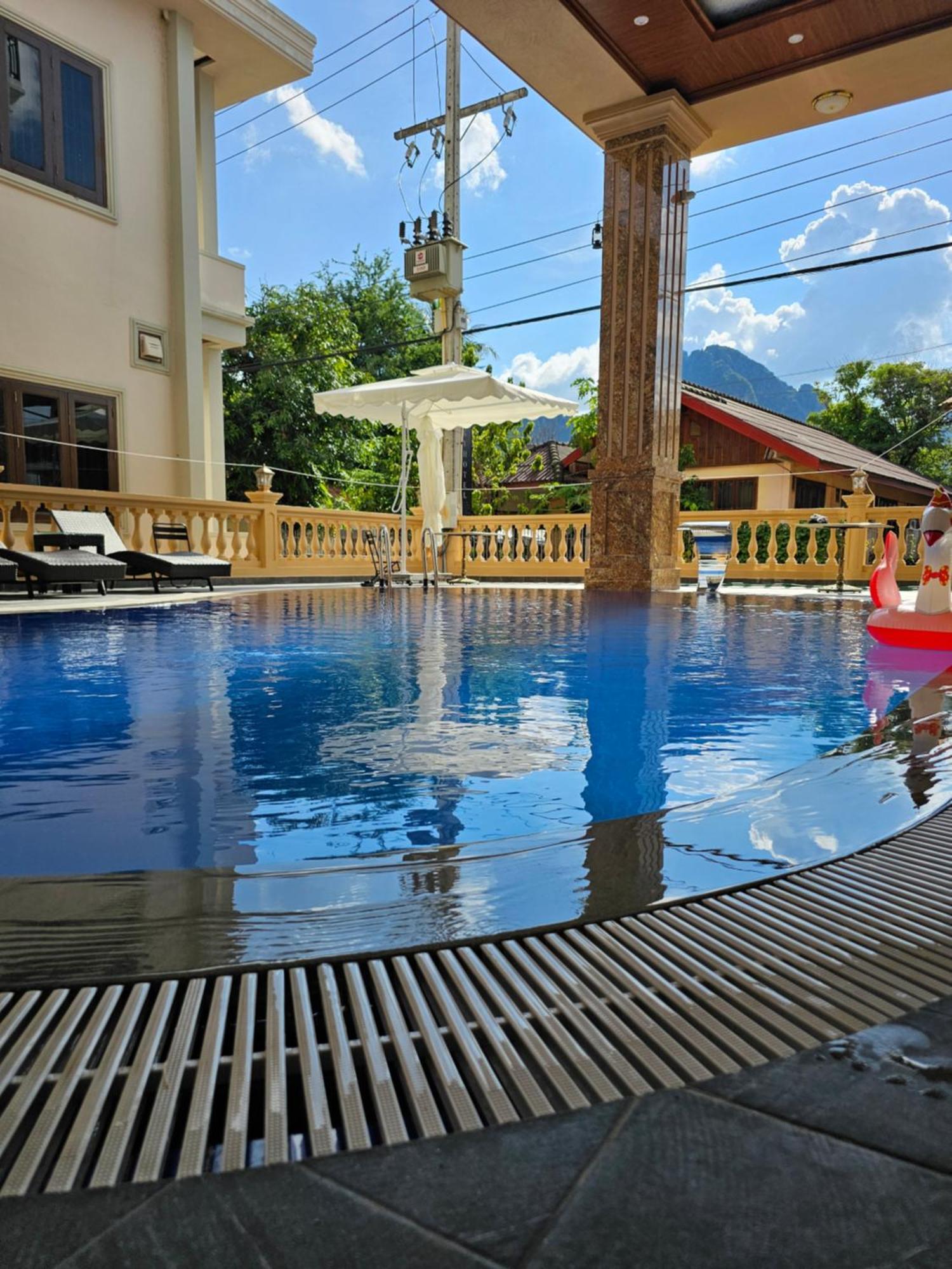 Sky Hotel Vang Vieng Extérieur photo