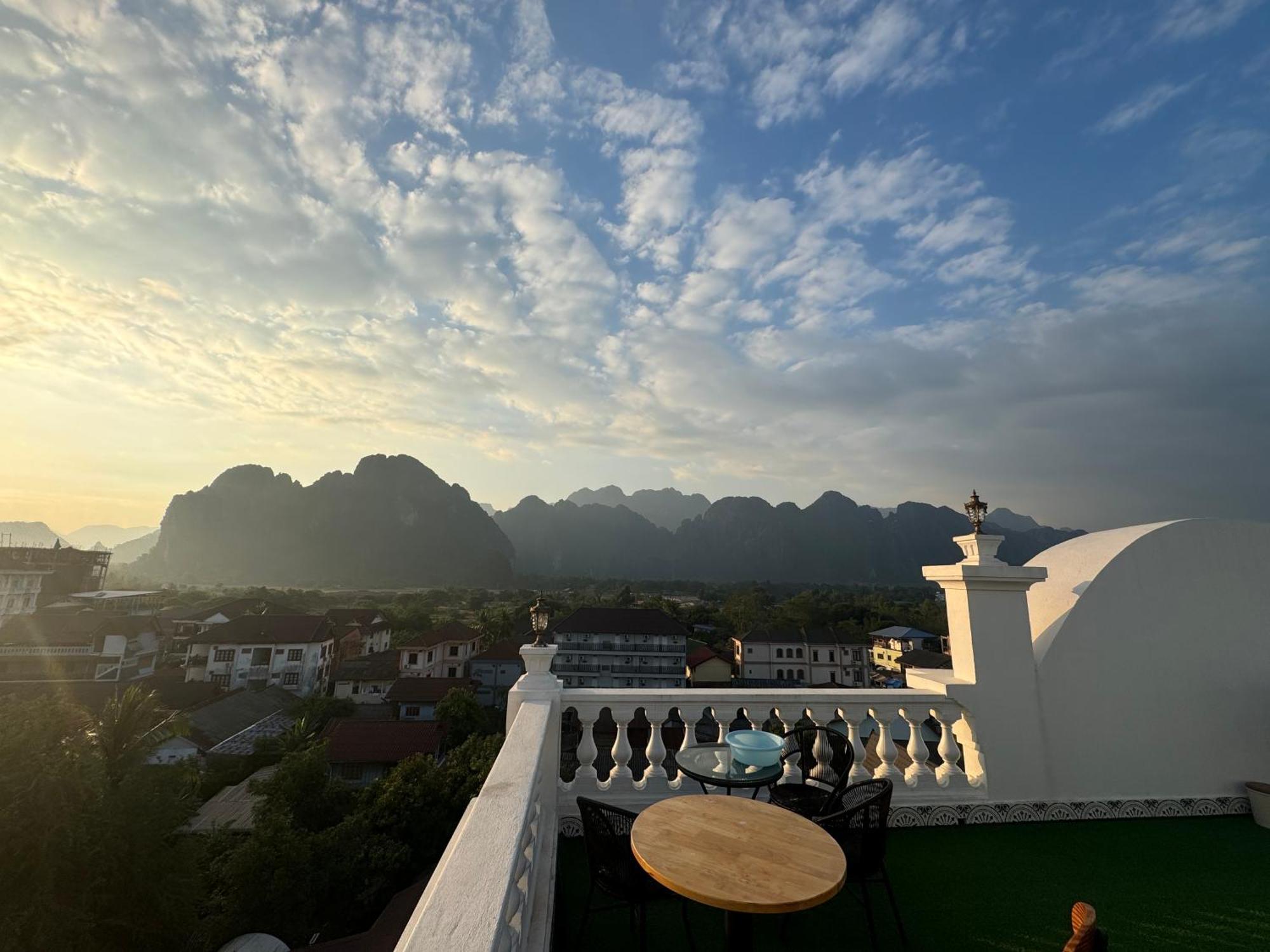 Sky Hotel Vang Vieng Extérieur photo