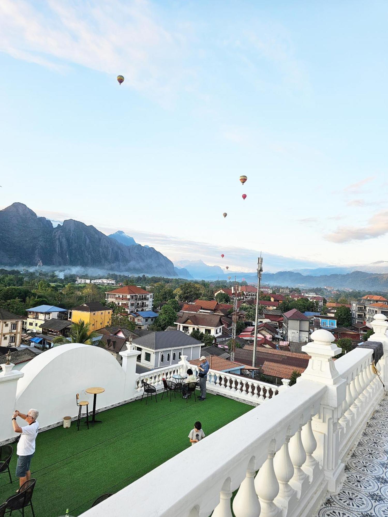 Sky Hotel Vang Vieng Extérieur photo